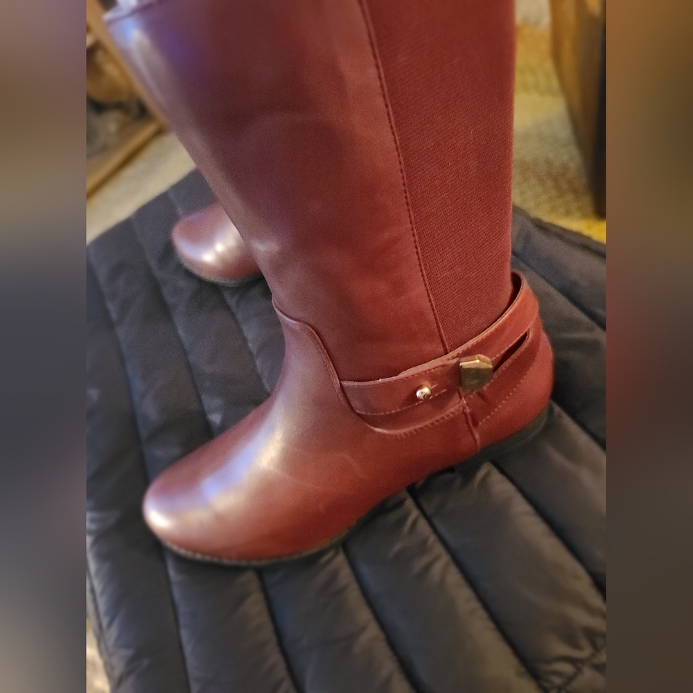 NEW ISSAC MIZRAHI 8W DARK BURGUNDY SHORT SIDE ZIP BOOT